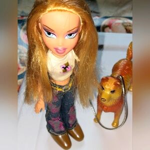 BRATZ WALKING CHLOE DOLL WITH DOG, DOLL IS WORKING, BUT DOG DOESN'T